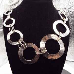 ERNEST STEINER JEWELRY 1970'S HUGE HAMMERED INTERLOCKING "O"s SILVERY NECKLACE